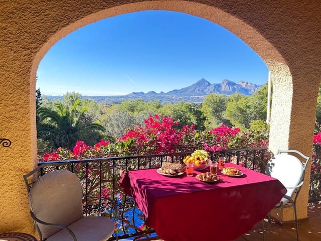 5 bedroom Villa for sale in Altea - € 1,585,000 (Ref: 9732034)