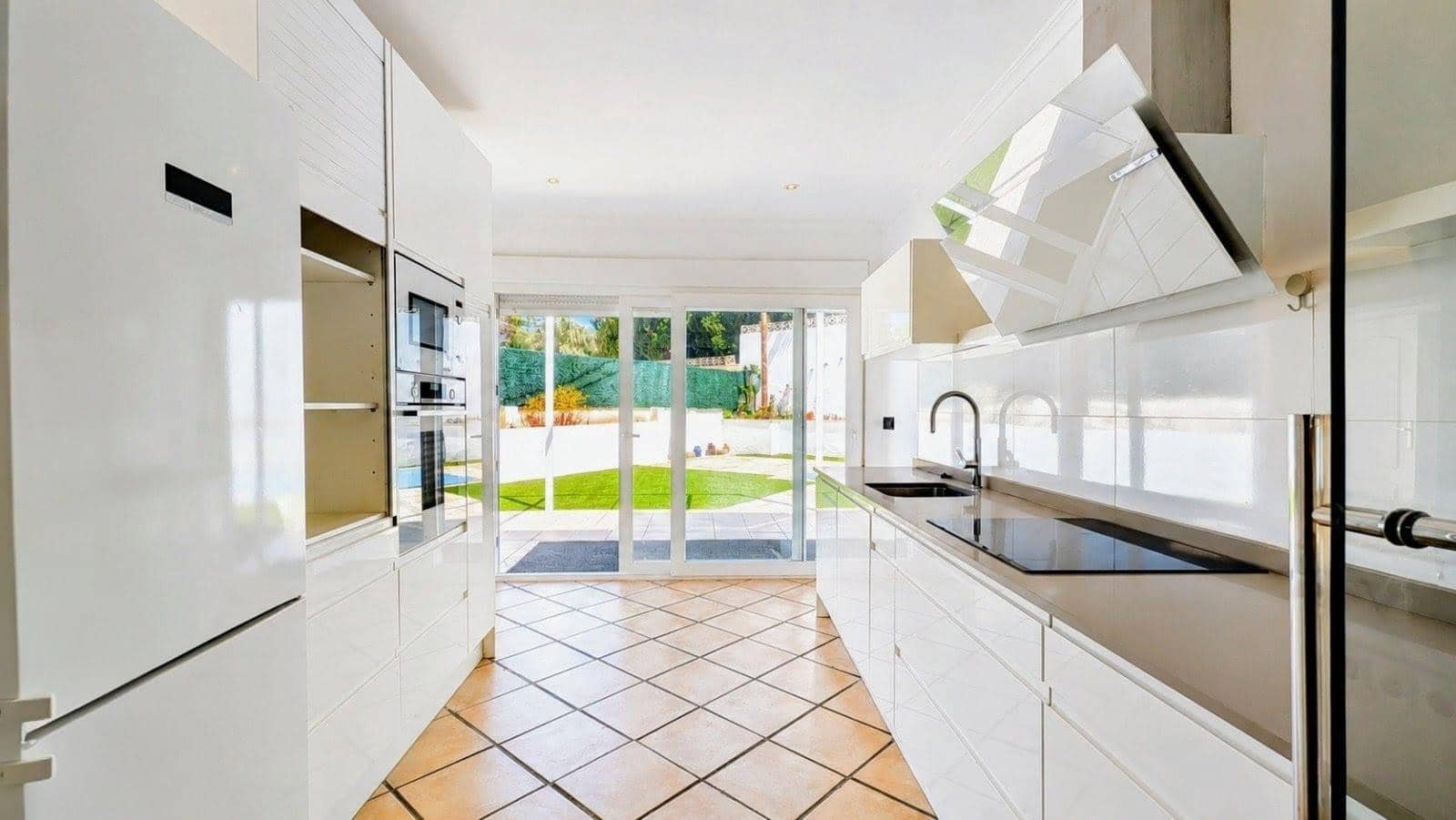 4 Zimmer Villa zu verkaufen in Alfaz del Pi / L'Alfas del Pi mit Pool Garage - 650.000 € (Ref: 9833592)