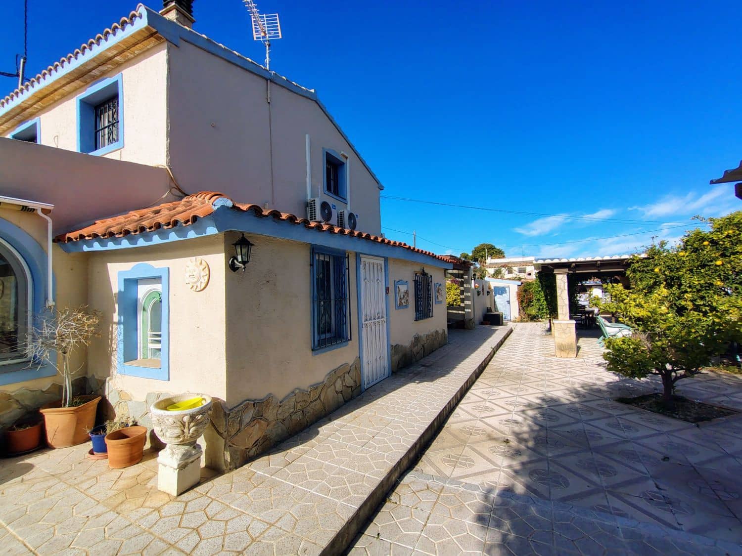 4 bedroom Villa for sale in Alfaz del Pi / L'Alfas del Pi - € 585,000 (Ref: 9878739)