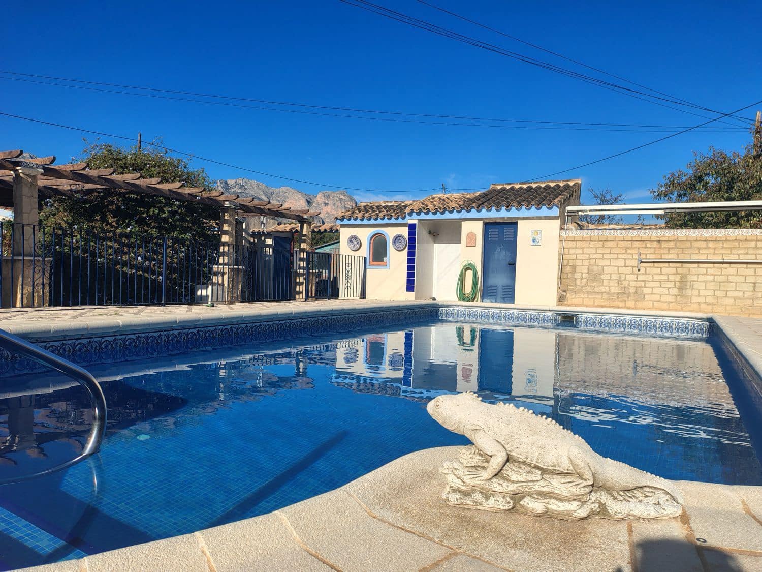 4 bedroom Villa for sale in Alfaz del Pi / L'Alfas del Pi - € 585,000 (Ref: 9878739)