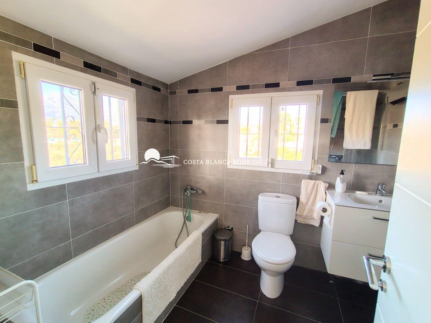 4 bedroom Villa for sale in Alfaz del Pi / L'Alfas del Pi with pool garage - € 525,000 (Ref: 9878739)