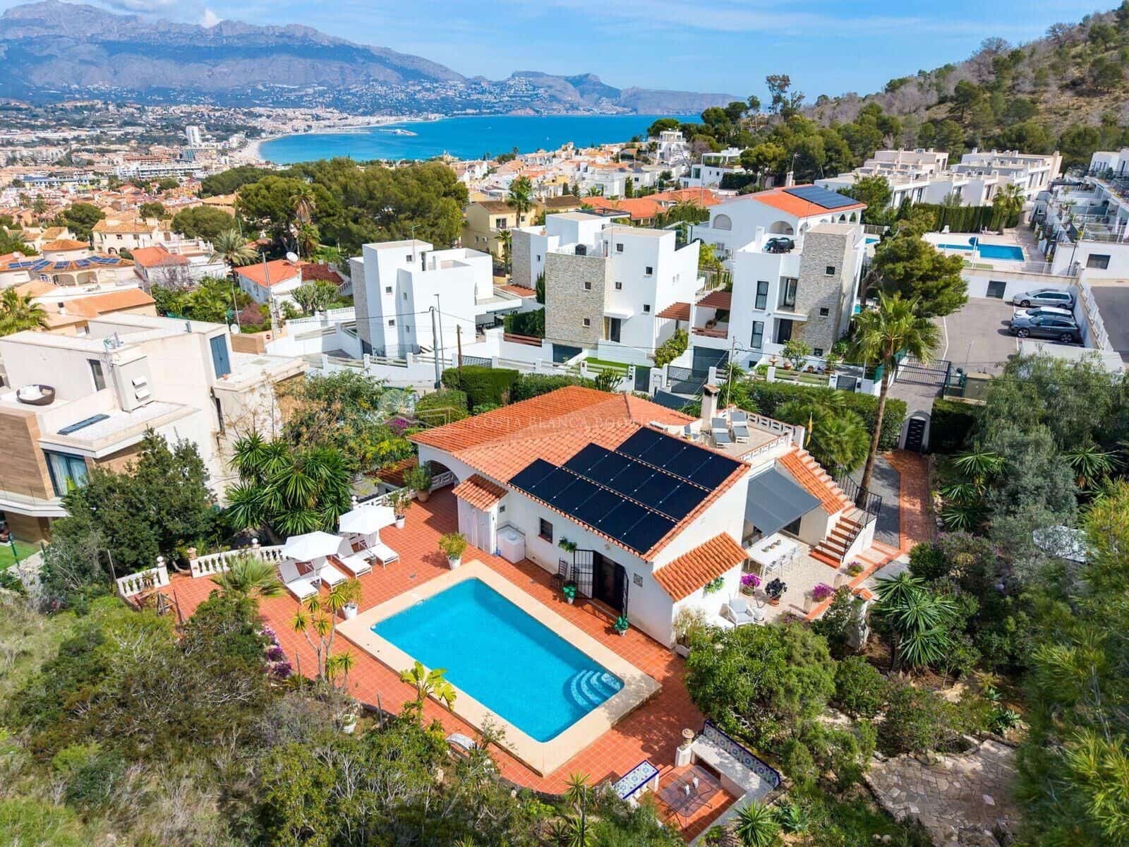 Chalet de 3 habitaciones en Albir en venta con piscina garaje - 699.000 € (Ref: 9982936)
