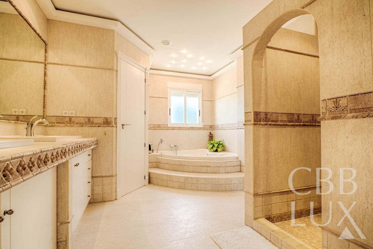 5 Zimmer Villa zu verkaufen in Alfaz del Pi / L'Alfas del Pi mit Pool Garage - 2.450.000 € (Ref: 9997091)