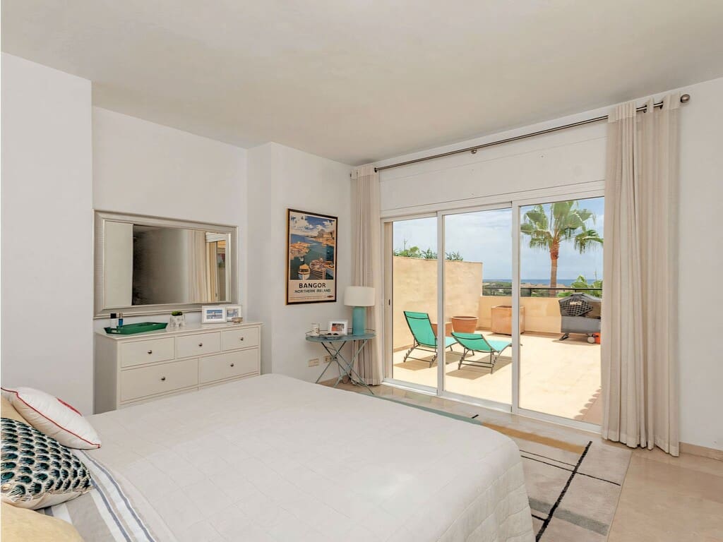 3 sypialnia Penthouse na sprzedaż w Elviria z basenem garażem - 1 095 000 € (Ref: 10003495)