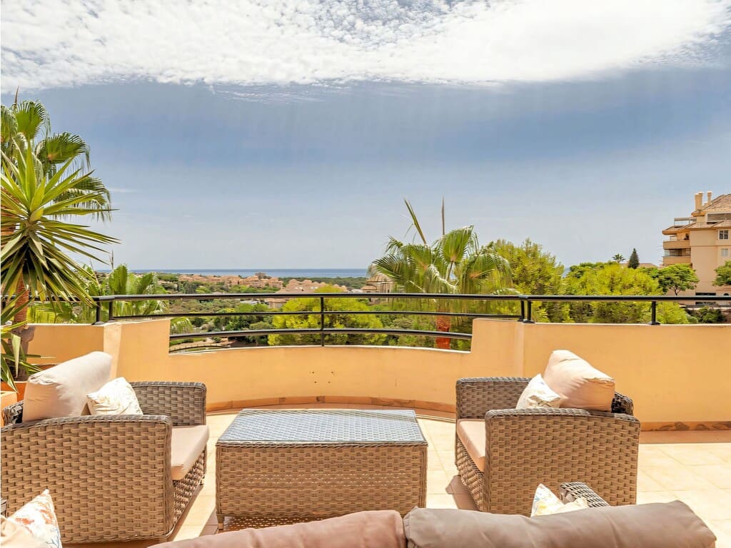 3 sypialnia Penthouse na sprzedaż w Elviria z basenem garażem - 1 095 000 € (Ref: 10003495)