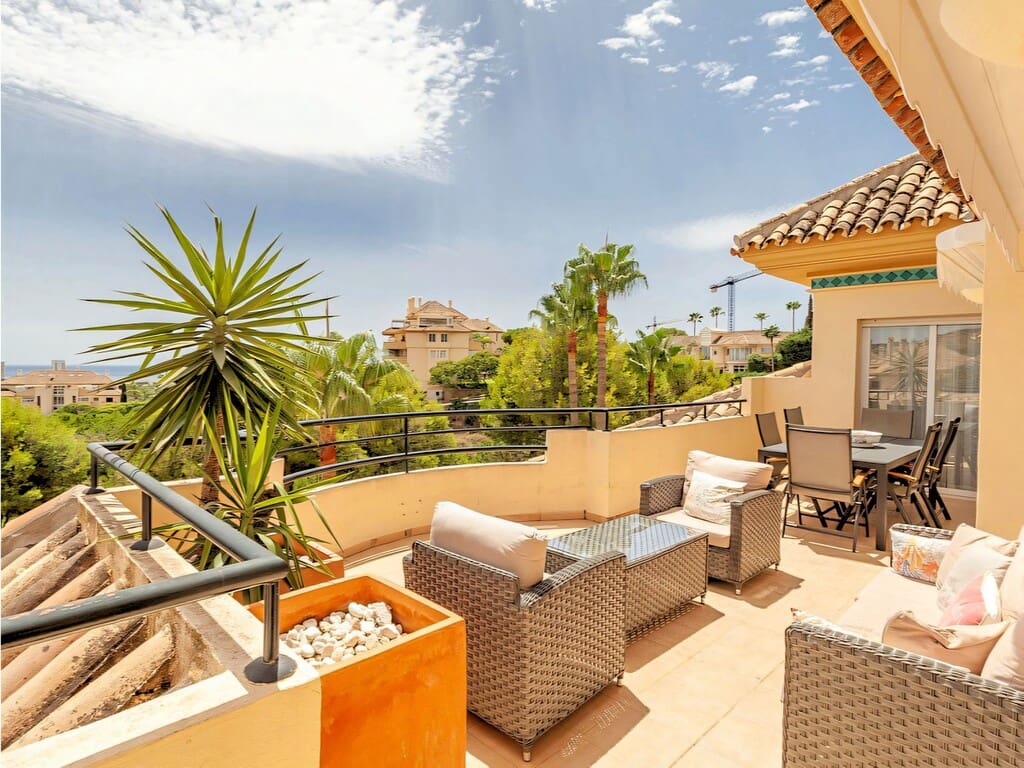 3 sypialnia Penthouse na sprzedaż w Elviria z basenem garażem - 1 095 000 € (Ref: 10003495)