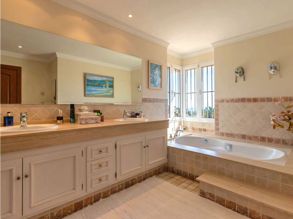 Chalet de 4 habitaciones en Elviria en venta con piscina garaje - 2.068.000 € (Ref: 10003496)