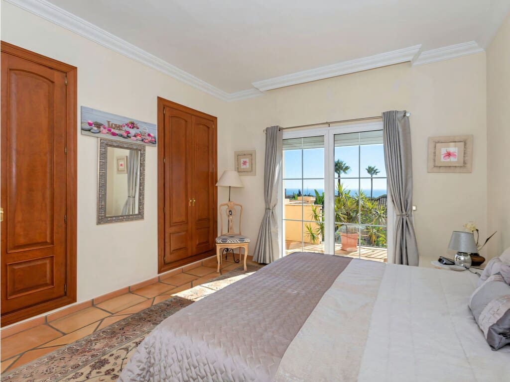 Chalet de 4 habitaciones en Elviria en venta con piscina garaje - 2.068.000 € (Ref: 10003496)