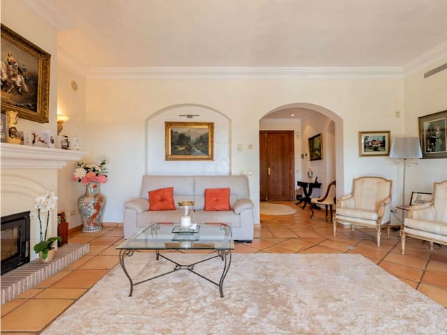 Chalet de 4 habitaciones en Elviria, Marbella en venta - 2.068.000 € (Ref: 10003496)