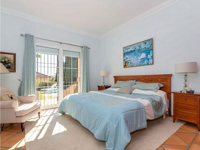 Chalet de 4 habitaciones en Elviria, Marbella en venta - 2.068.000 € (Ref: 10003496)