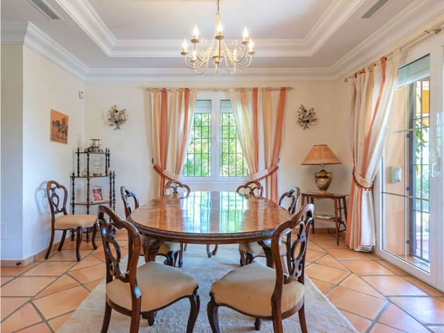 Chalet de 4 habitaciones en Elviria, Marbella en venta - 2.068.000 € (Ref: 10003496)