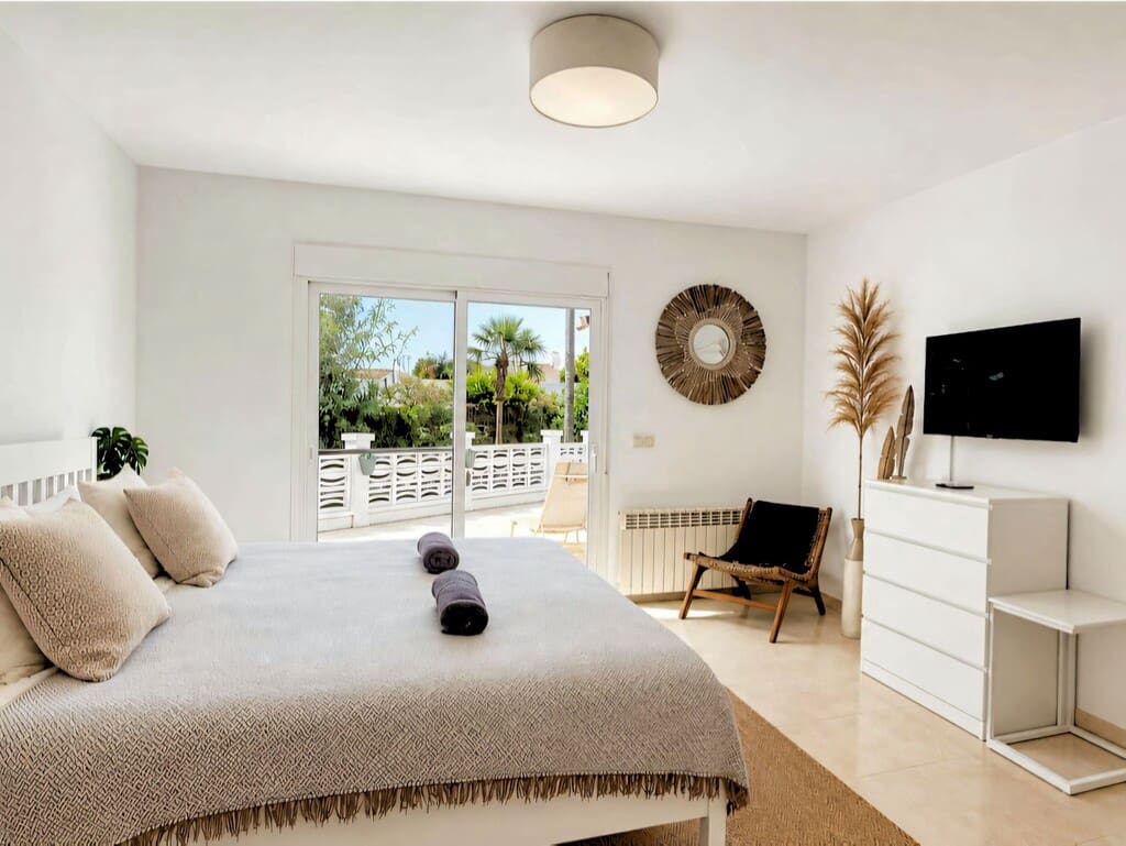 3 slaapkamer Villa te koop in Las Chapas met zwembad garage - € 1.349.000 (Ref: 10005175)