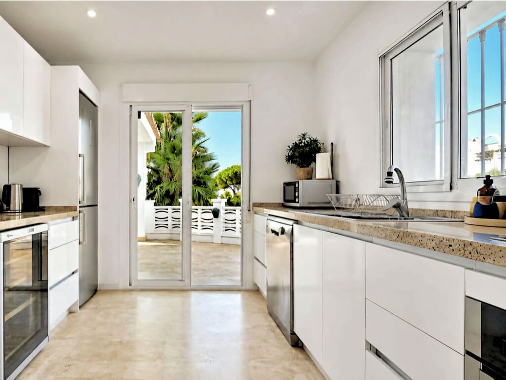 3 slaapkamer Villa te koop in Las Chapas met zwembad garage - € 1.349.000 (Ref: 10005175)