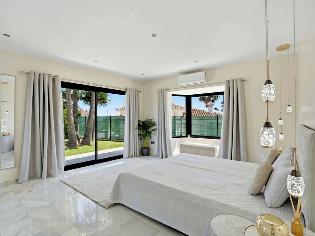 4 bedroom Villa for sale in Mijas Costa with pool garage - € 1,599,000 (Ref: 10008385)