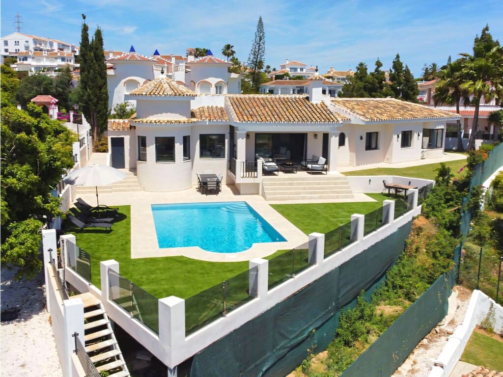 4 bedroom Villa for sale in Mijas Costa with pool garage - € 1,599,000 (Ref: 10008385)