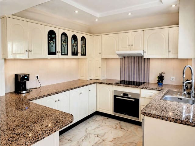 5 bedroom Villa for sale in Marbella with pool garage - € 1,679,000 (Ref: 10008386)