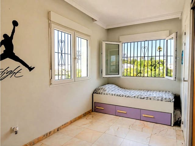 5 bedroom Villa for sale in Marbella with pool garage - € 1,679,000 (Ref: 10008386)