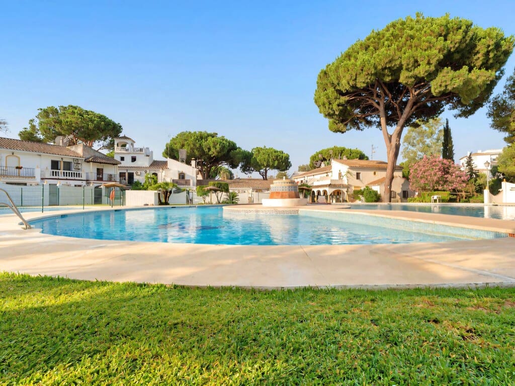 2 soveværelse Byhus til salg i Elviria med swimmingpool - € 420.000 (Ref: 10011073)