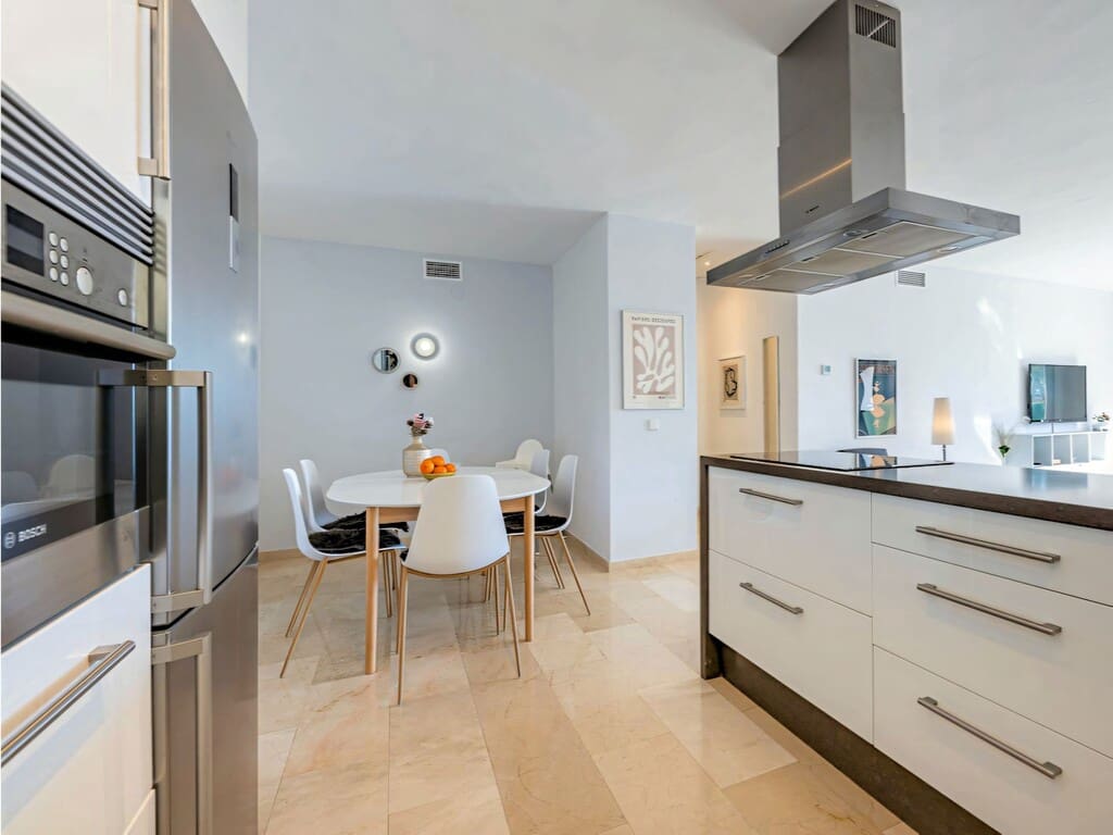 Apartamento de 2 habitaciones en Nueva Andalucia en venta con piscina garaje - 795.000 € (Ref: 10015139)
