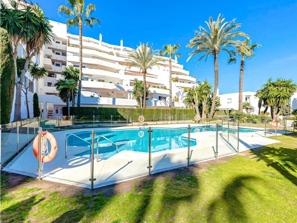 Apartamento de 2 habitaciones en Nueva Andalucia en venta con piscina garaje - 795.000 € (Ref: 10015139)