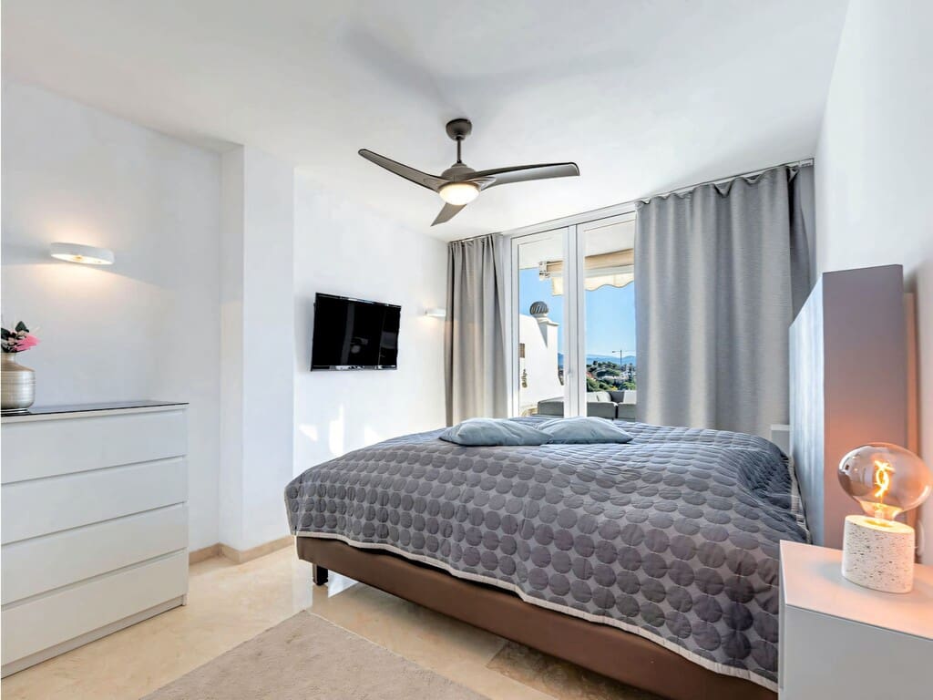 Apartamento de 2 habitaciones en Nueva Andalucia en venta con piscina garaje - 795.000 € (Ref: 10015139)