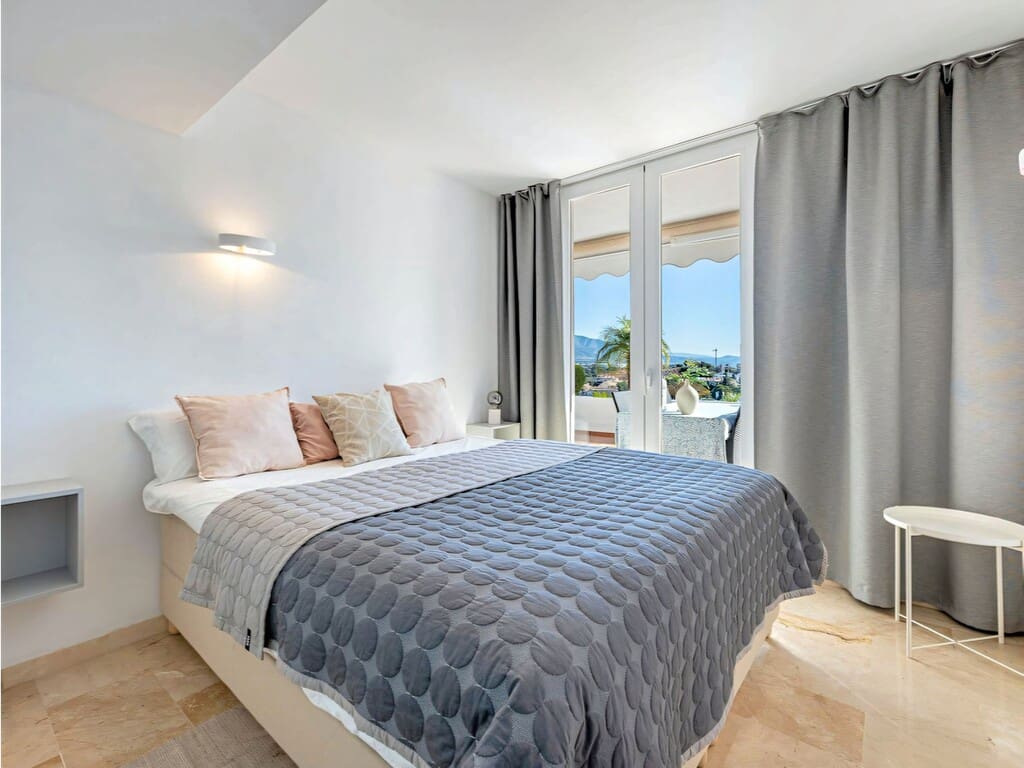 Apartamento de 2 habitaciones en Nueva Andalucia en venta con piscina garaje - 795.000 € (Ref: 10015139)