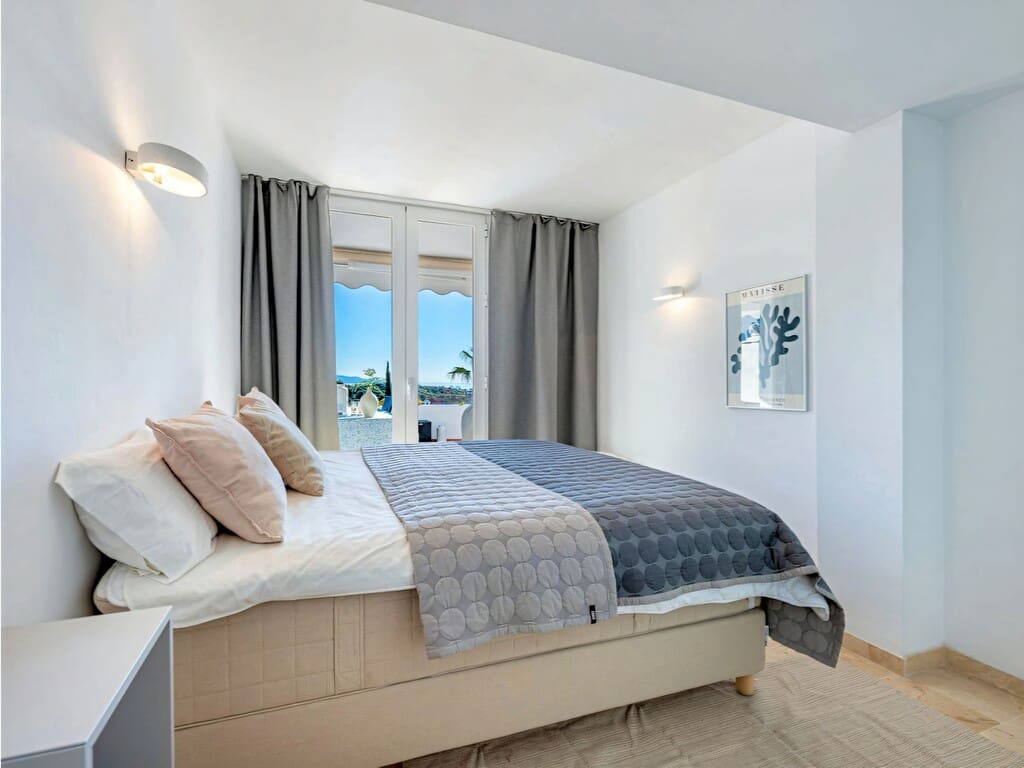 Apartamento de 2 habitaciones en Nueva Andalucia en venta con piscina garaje - 795.000 € (Ref: 10015139)