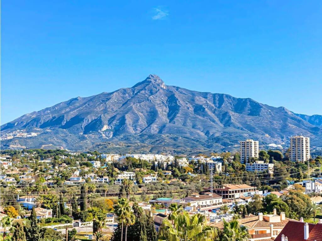 Apartamento de 2 habitaciones en Nueva Andalucia en venta con piscina garaje - 795.000 € (Ref: 10015139)
