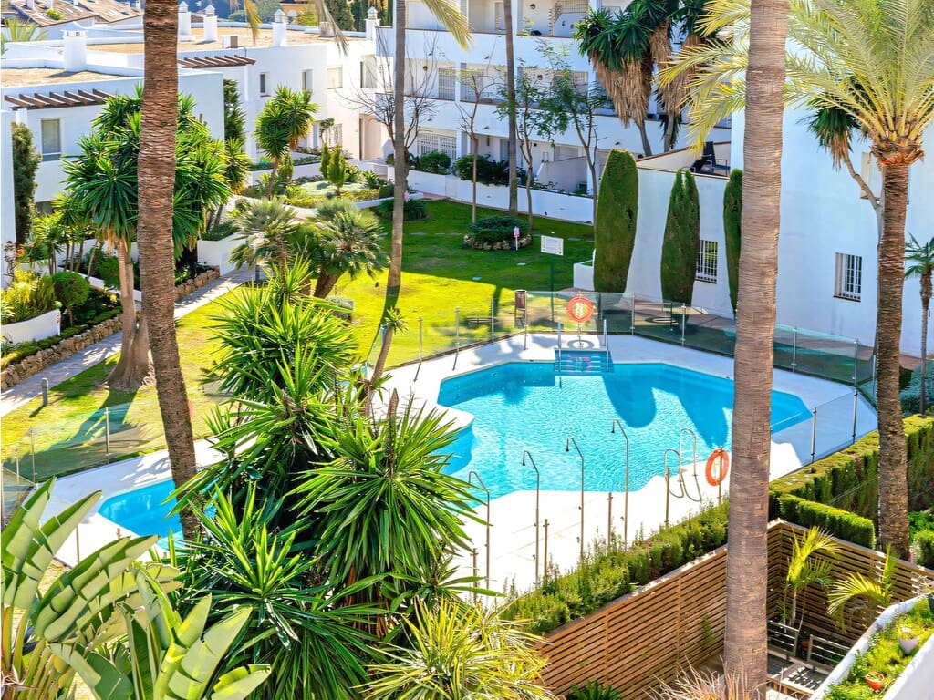 Apartamento de 2 habitaciones en Nueva Andalucia en venta con piscina garaje - 795.000 € (Ref: 10015139)