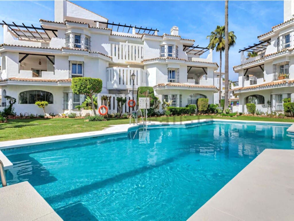 Ático de 3 habitaciones en Nueva Andalucia en venta con piscina - 549.000 € (Ref: 10018944)