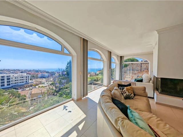 Chalet de 4 habitaciones en Mijas Costa, Mijas en venta con piscina garaje - 996.000 € (Ref: 10020294)