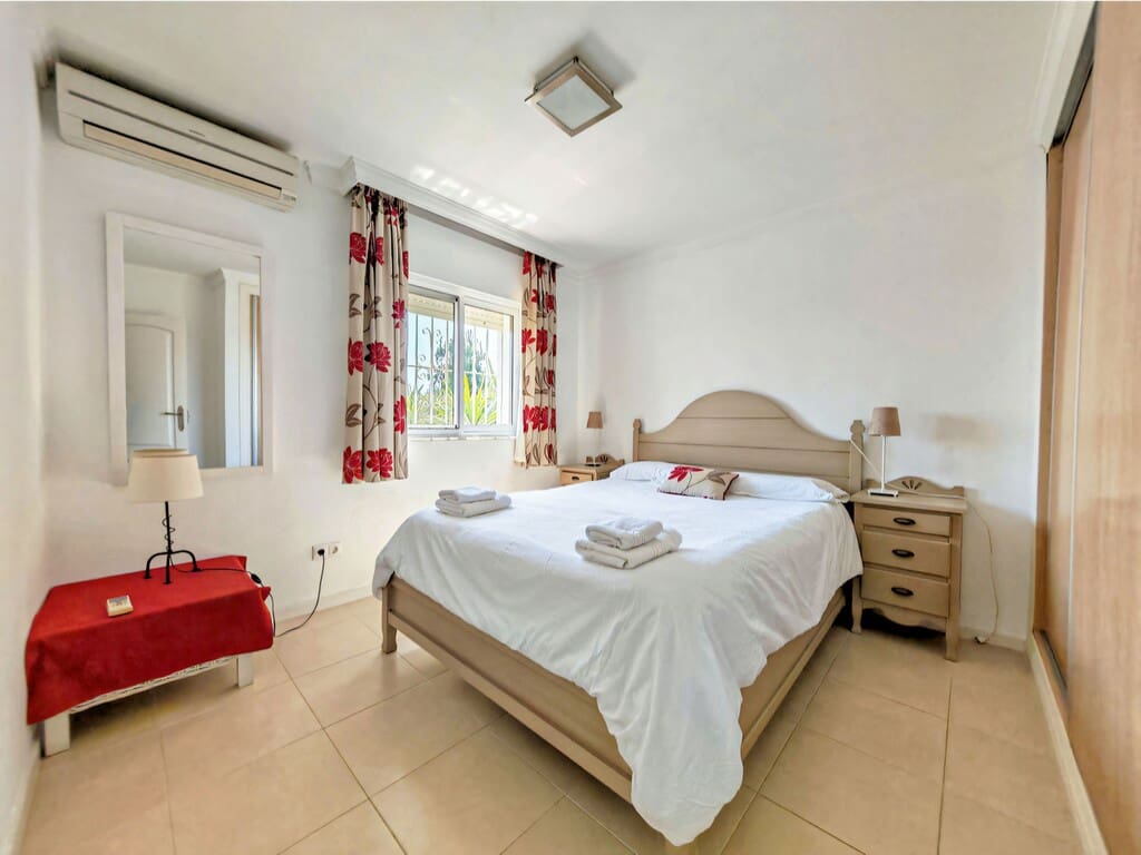 Chalet de 4 habitaciones en Mijas Costa en venta con piscina garaje - 996.000 € (Ref: 10020294)