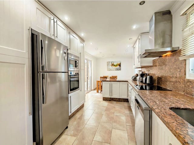 Chalet de 4 habitaciones en Mijas Costa, Mijas en venta con piscina garaje - 996.000 € (Ref: 10020294)