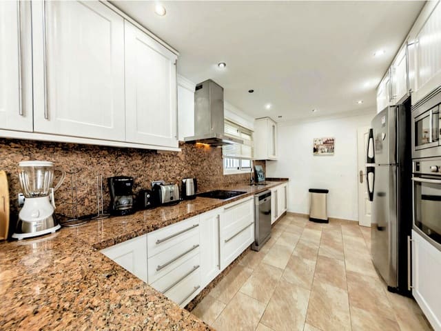 Chalet de 4 habitaciones en Mijas Costa, Mijas en venta con piscina garaje - 996.000 € (Ref: 10020294)