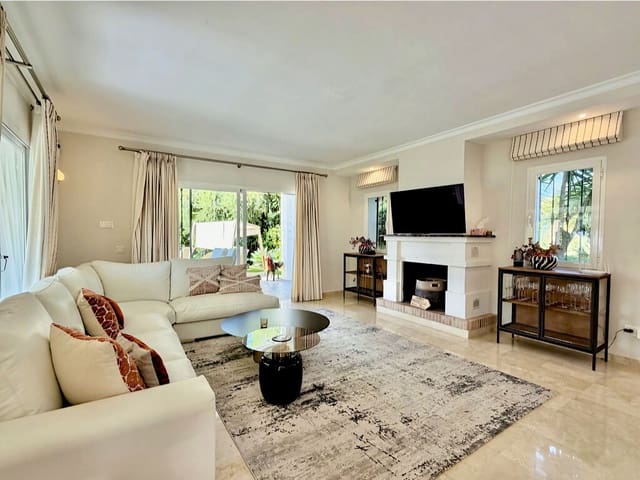 4 sypialnia Willa na sprzedaż w El Rosario, Marbella z basenem garażem - 1 850 000 € (Ref: 10022077)