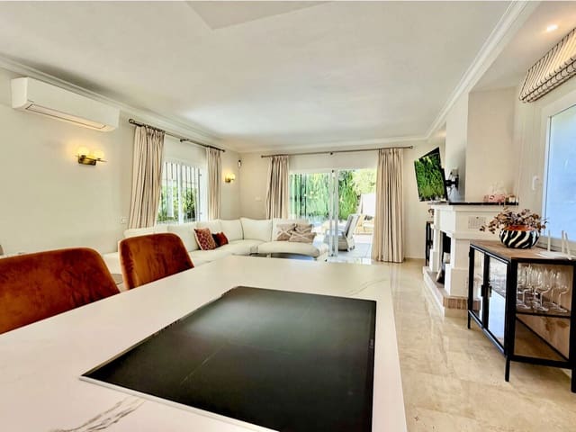 4 sypialnia Willa na sprzedaż w El Rosario, Marbella z basenem garażem - 1 850 000 € (Ref: 10022077)