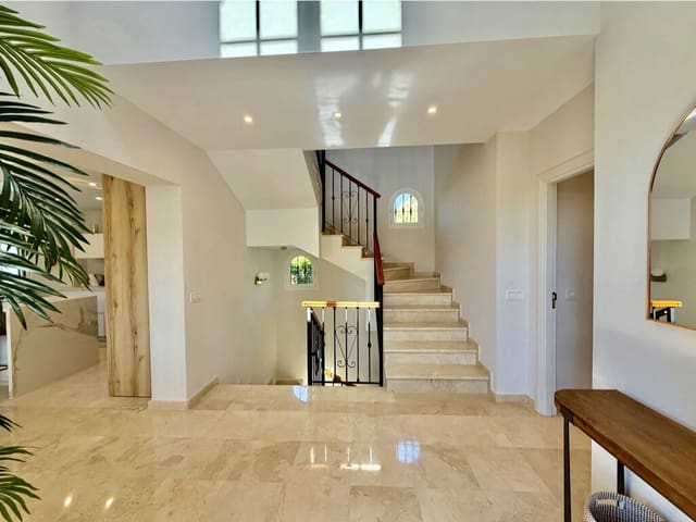 4 sypialnia Willa na sprzedaż w El Rosario, Marbella z basenem garażem - 1 850 000 € (Ref: 10022077)
