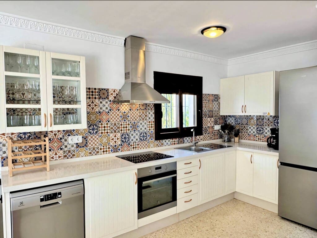 6 bedroom Villa for sale in La Cala de Mijas with pool - € 1,495,000 (Ref: 10027821)