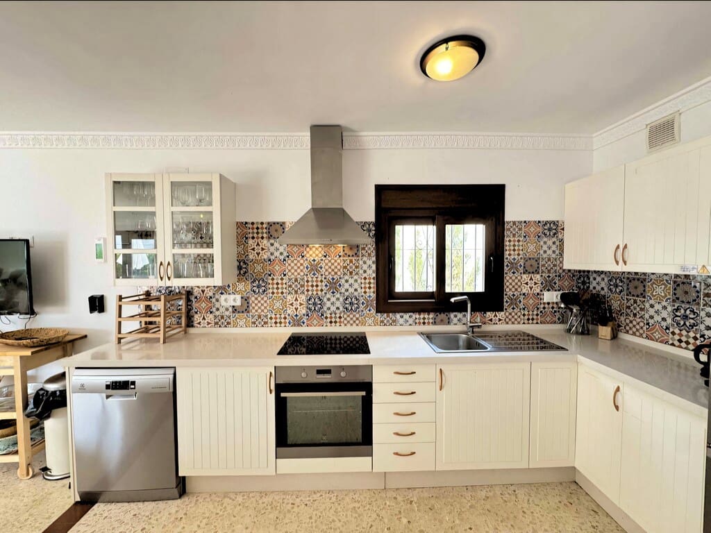 6 bedroom Villa for sale in La Cala de Mijas with pool - € 1,495,000 (Ref: 10027821)