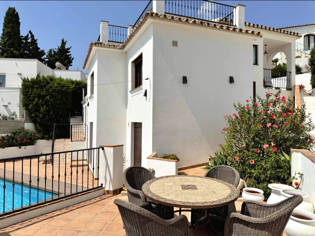 6 bedroom Villa for sale in La Cala de Mijas with pool - € 1,495,000 (Ref: 10027821)