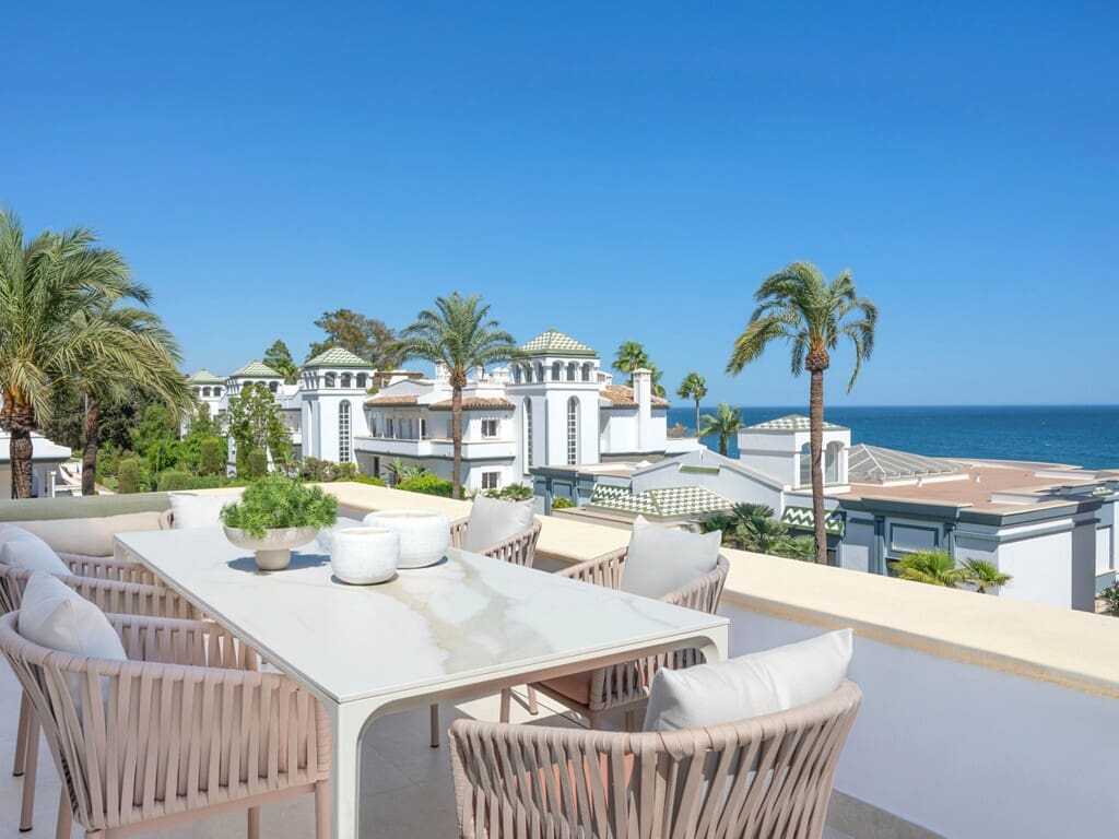 3 bedroom Penthouse for sale in Estepona with pool garage - € 2,495,000 (Ref: 10034985)