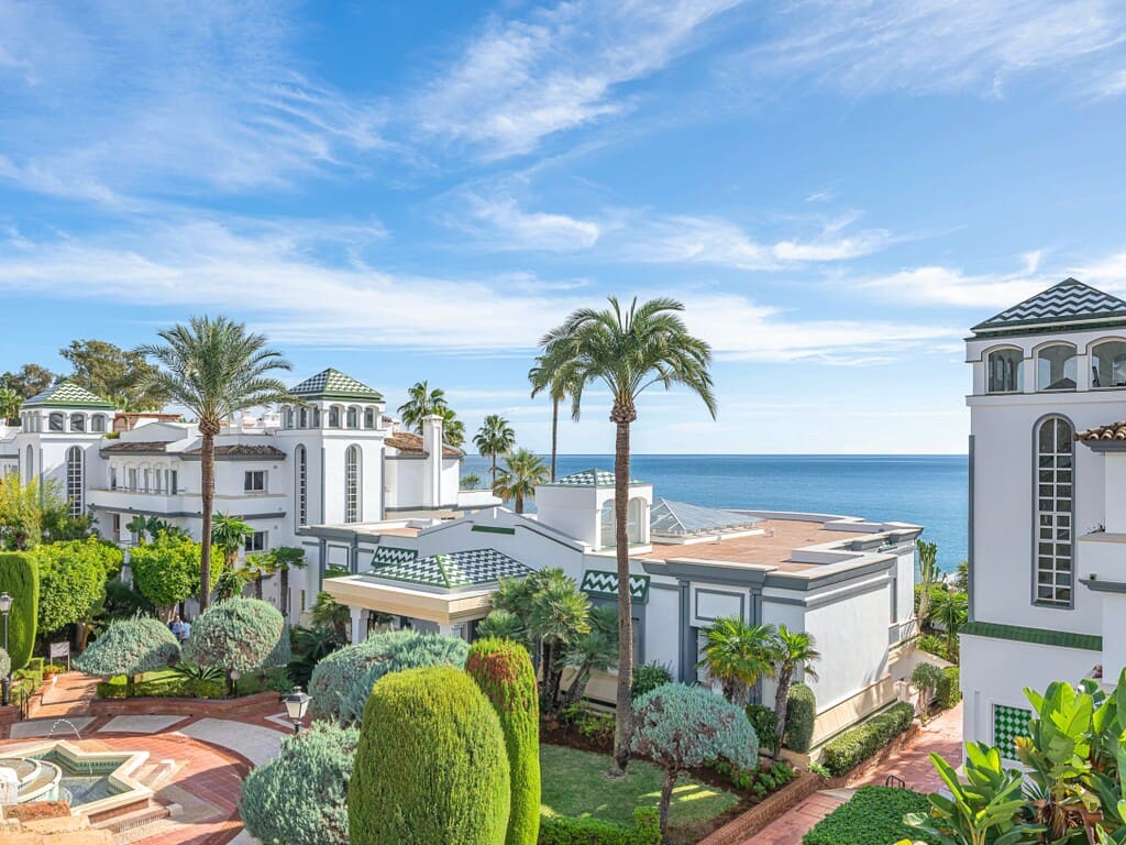 3 bedroom Penthouse for sale in Estepona with pool garage - € 2,495,000 (Ref: 10034985)