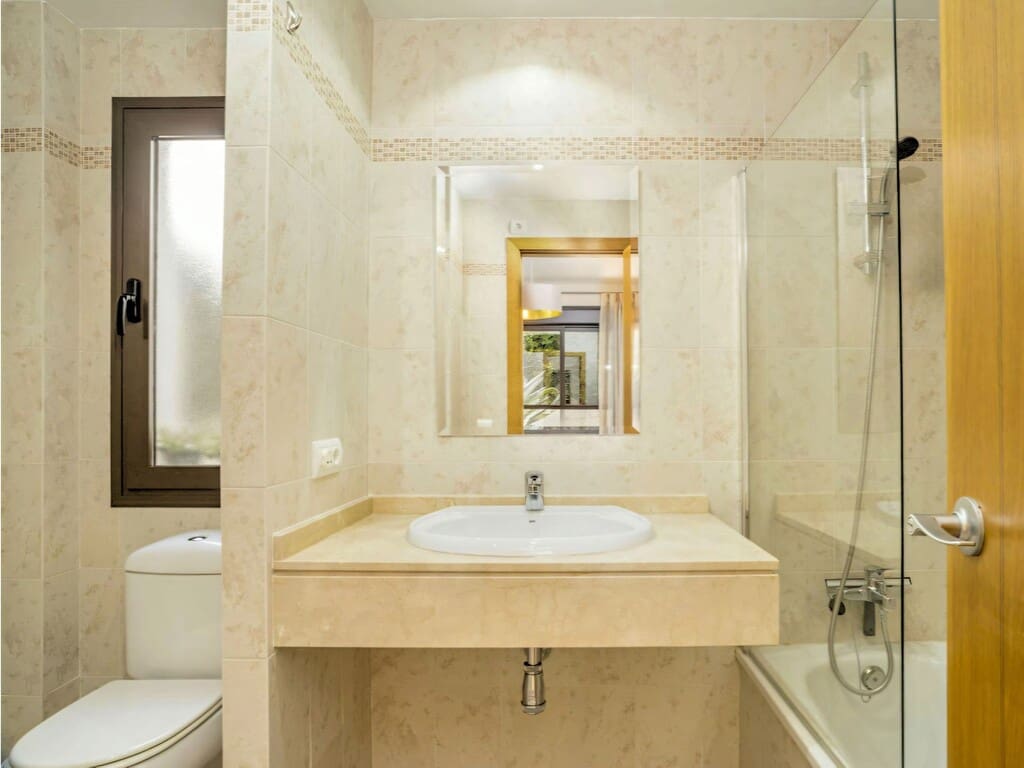 Apartamento de 2 habitaciones en New Golden Mile en venta con piscina garaje - 345.000 € (Ref: 10037047)