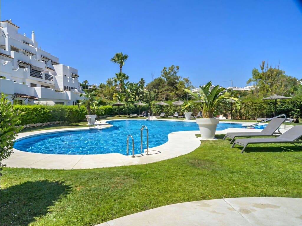 Apartamento de 2 habitaciones en New Golden Mile en venta con piscina garaje - 345.000 € (Ref: 10037047)