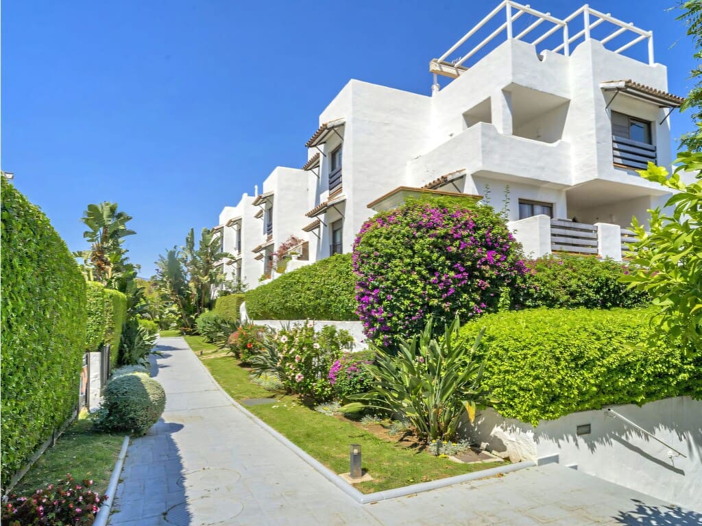 Apartamento de 2 habitaciones en New Golden Mile en venta con piscina garaje - 345.000 € (Ref: 10037047)
