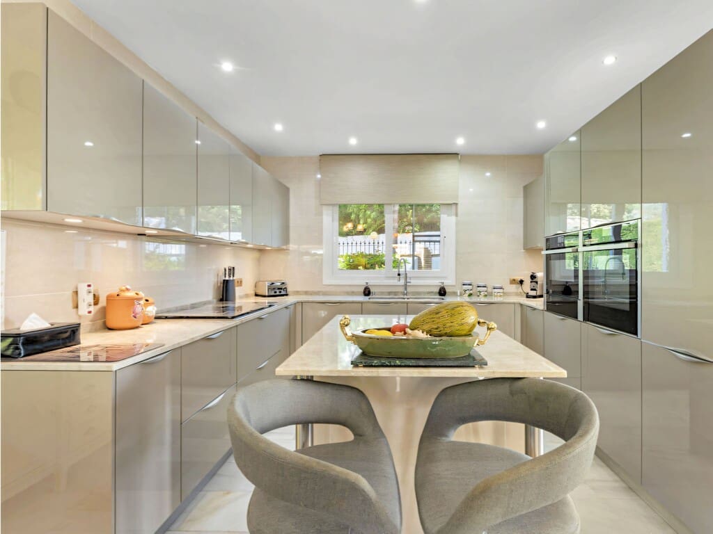 4 bedroom Villa for sale in Mijas Costa with pool garage - € 1,295,000 (Ref: 10042621)