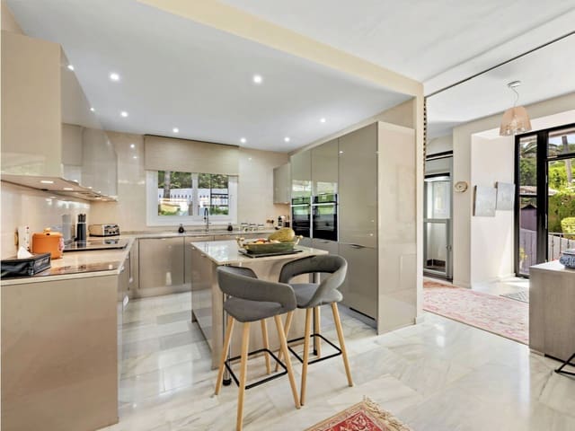 4 bedroom Villa for sale in Mijas Costa, Mijas with pool garage - € 1,295,000 (Ref: 10042621)