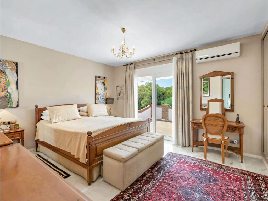 4 bedroom Villa for sale in Mijas Costa with pool garage - € 1,295,000 (Ref: 10042621)