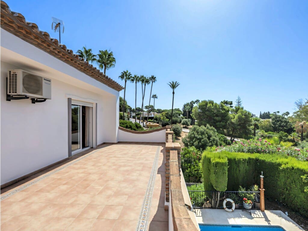 4 bedroom Villa for sale in Mijas Costa with pool garage - € 1,295,000 (Ref: 10042621)