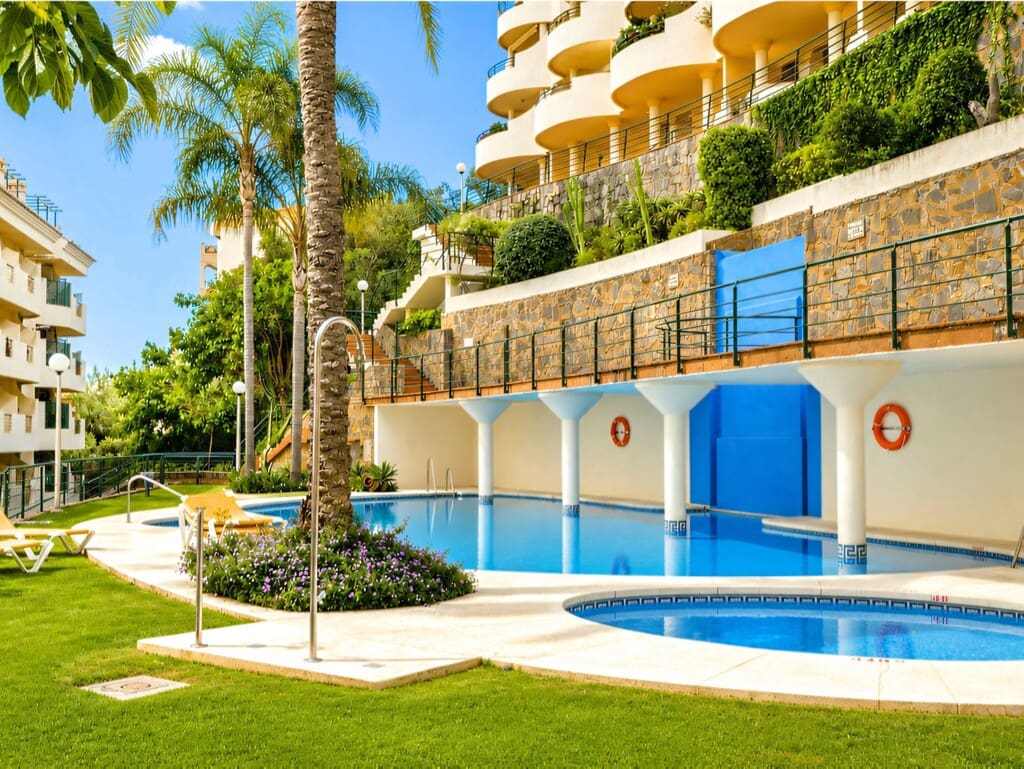 2 bedroom Apartment for sale in Nueva Andalucia with pool garage - € 525,000 (Ref: 10042622)